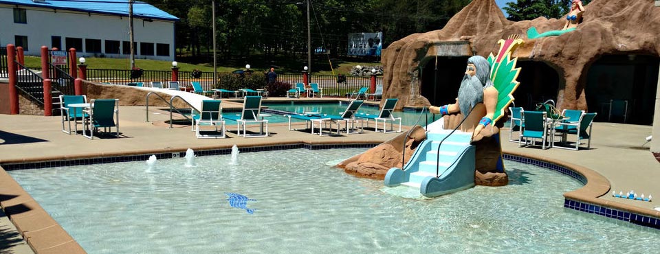 Outdoor Kiddie Pool with small water slide at the Atlantis Waterpark Hotel in Wisconsin Dells