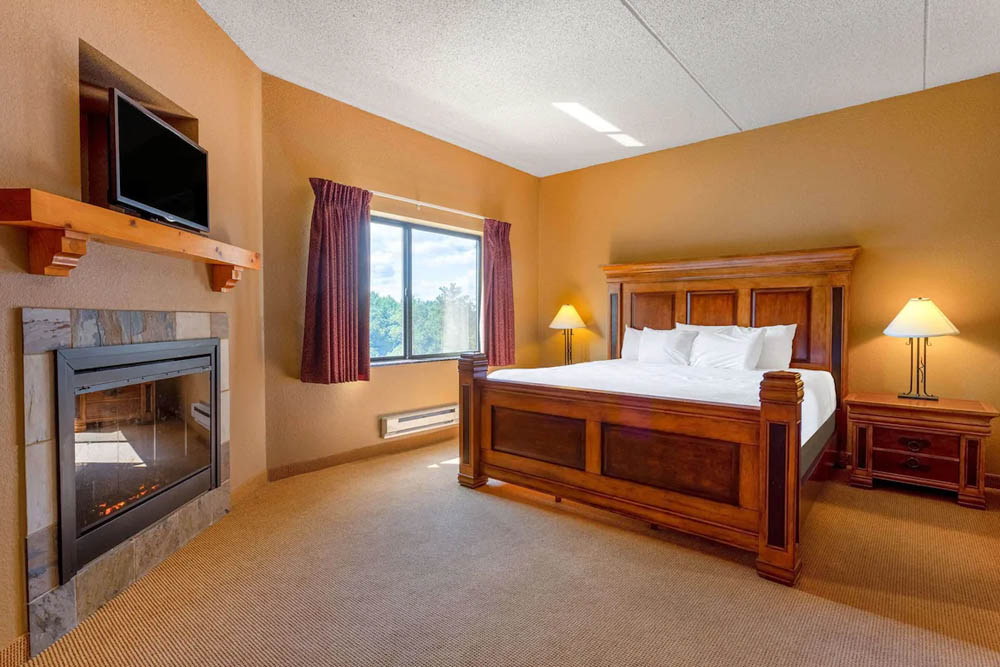 Wisconsin Dells Hotels Romantic inroom Hot Tub, or Fireplace