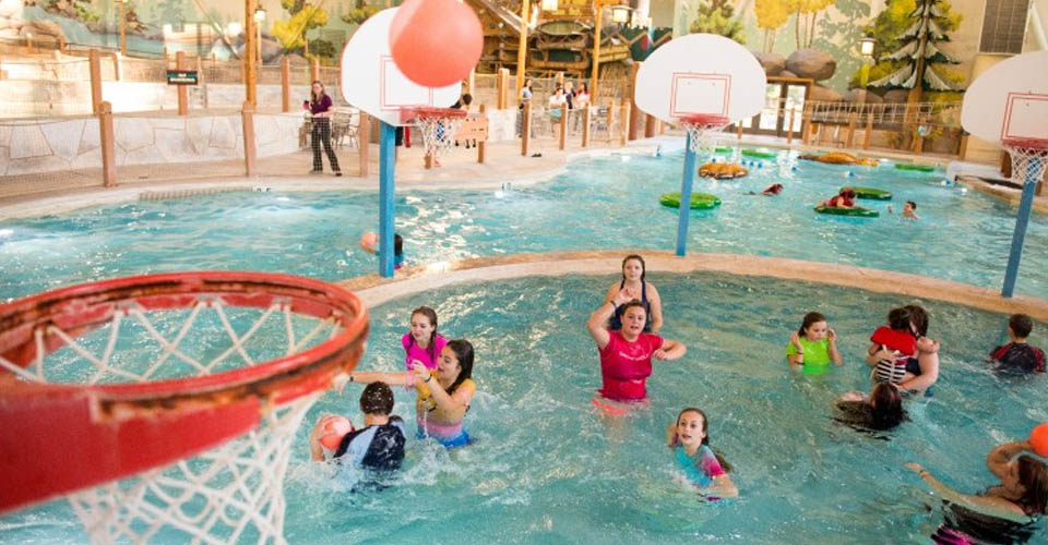 Chinook cove water basketball play at the Great Wolf Lodge Indoor Water Park in Wisconsin Dells 960