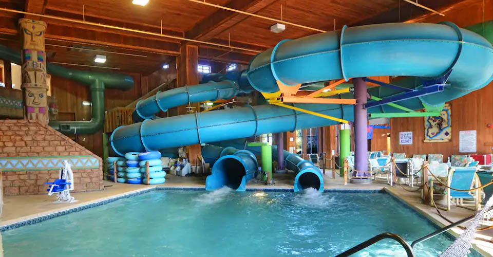 Indoor large water slides at the Polynesian Water Park Hotel in Wisconsin Dells 960
