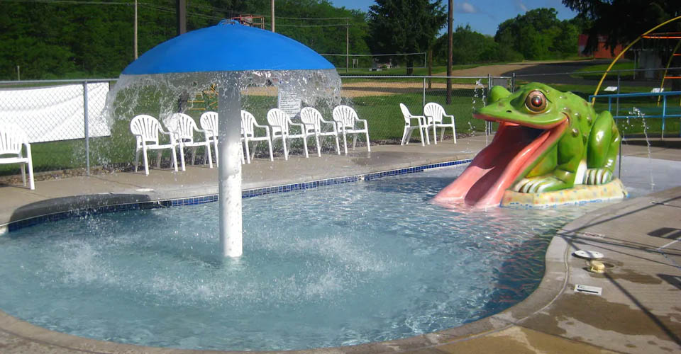 Kids splash park with frog water slide at the All Star Inn Suites Wisconsin Dells 960