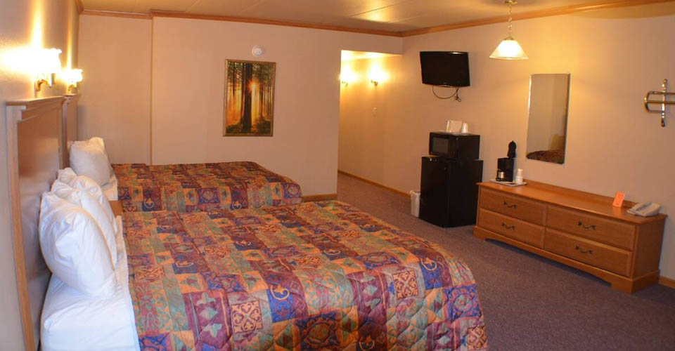 Double Queen Room at the Amber's Inn and Suites in Wisconsin Dells 960