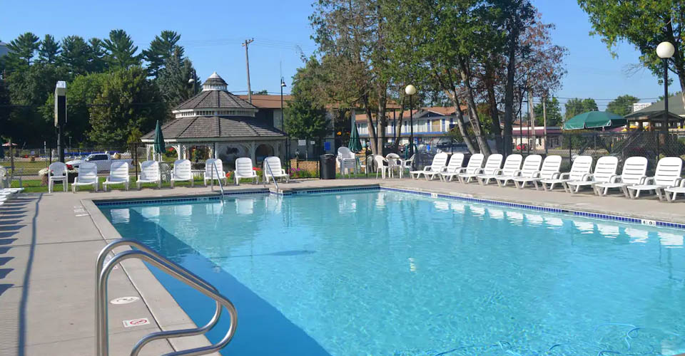 Outdoor Pool at the Amber's Inn and Suites Wisconsin Dells 960
