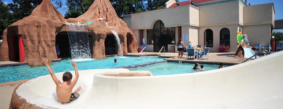 Outdoor Water Park at the Atlantis Waterpark Hotel in Wisconsin Dells with fun Outdoor Water Slide