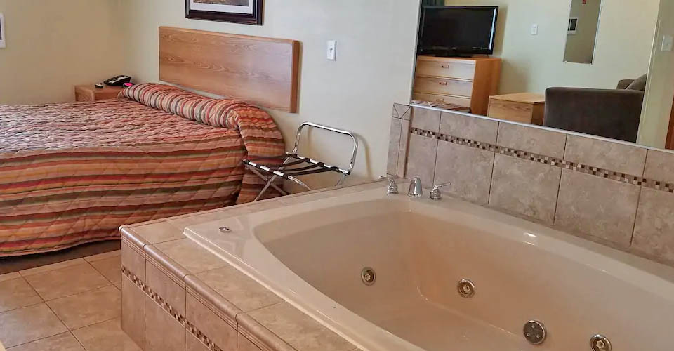 King Room with Jacuzzi Tub at the Black Hawk Motel Wisconsin Dells 960