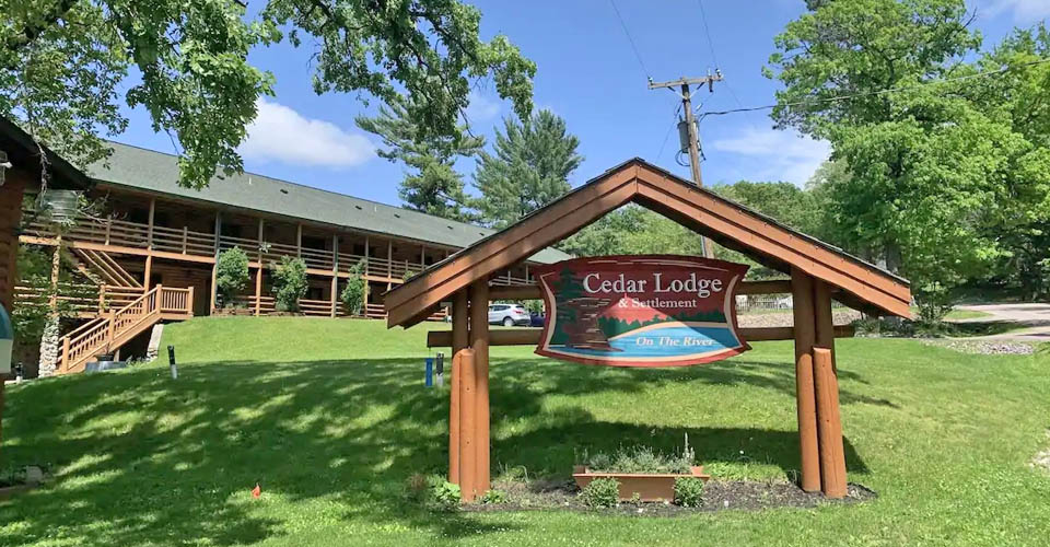 Entrance sign and main building at the Cedar Lodge Wisconsin Dells 960