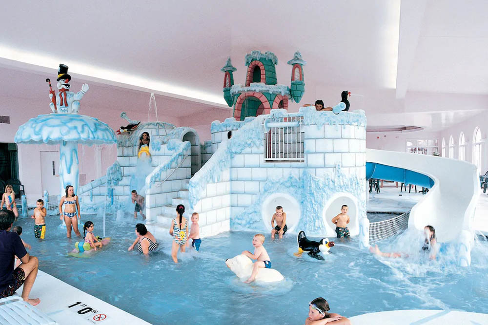 Indoor water splash zone for kids at the Clarion Hotel and Suites in Wisconsin Dells 1000