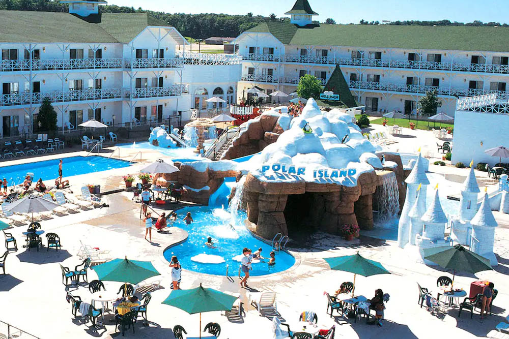 Outdoor water park at the Clarion Hotel and Suites in Wisconsin Dells 1000