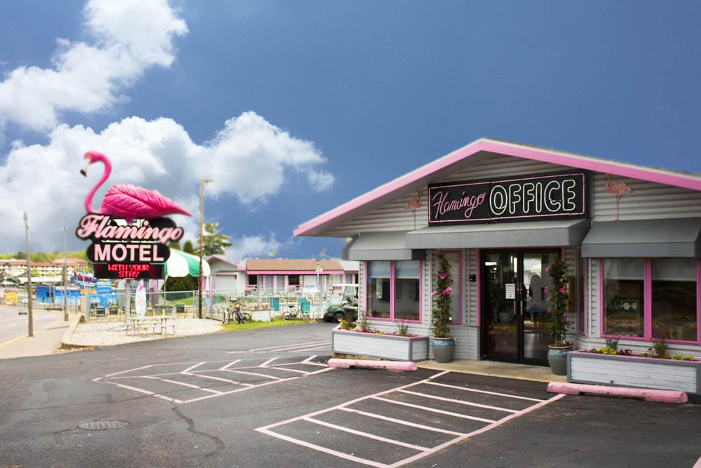 Front office and parking lot of the Flamingo Motel in Wisconsin Dells 1000