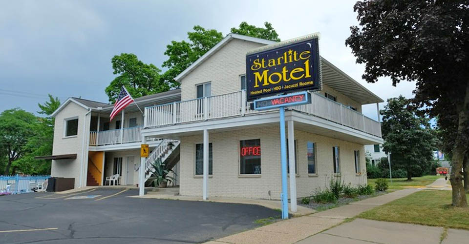 Lobby at the Starlite Motel Wisconsin Dells 960