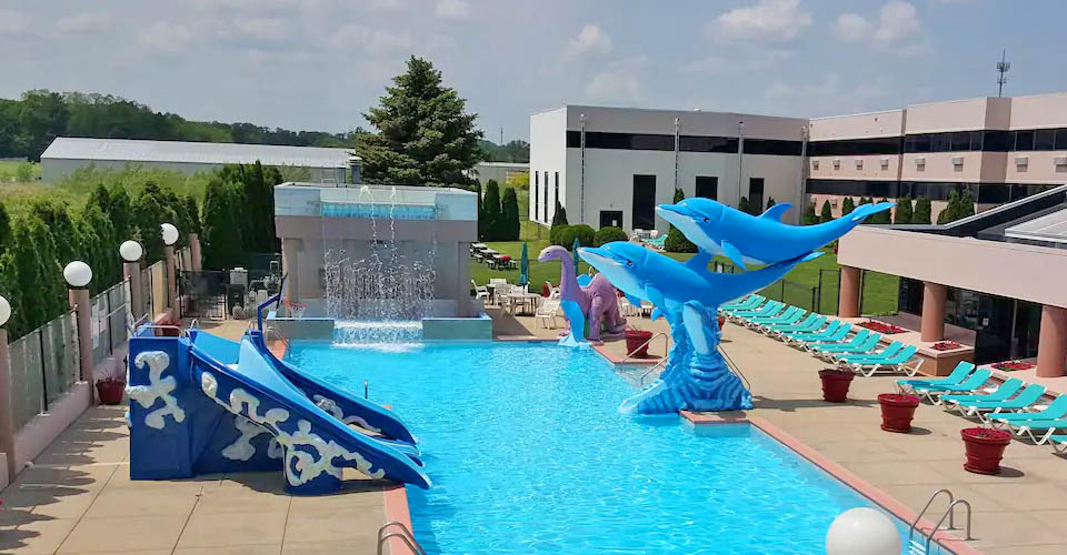 Outdoor pool with water slides at the Grand Marquis Hotel in Wisconsin Dells 960