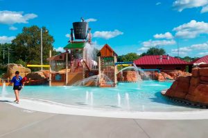 Outdoor pool, kids splash park with dumping bucket at the Great Wolf Lodge Indoor Water Park in Wisconsin Dells 1000