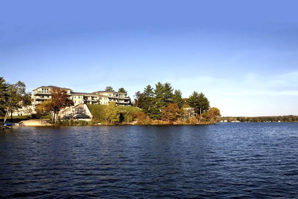 Hotels on Lake Delton water views, some Condos, Villas, Std Rooms