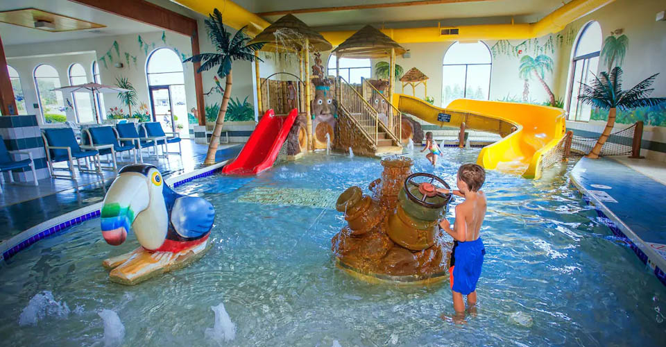 Kids Splash zone with kids playing at the Wingate by Wyndham in Wisconsin Dells 960