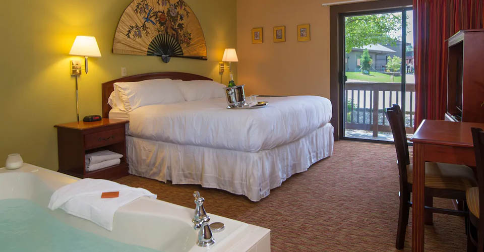 Jacuzzi Suite at the Bakers Sunset Beach Resort on Lake Delton Wisconsin Dells 960
