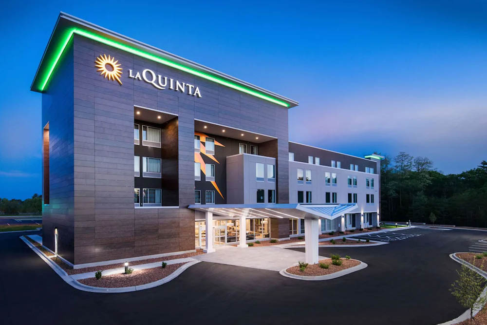 Outdoor view of La Quinta Inn Hotel in Wisconsin Dells in the evening 1000