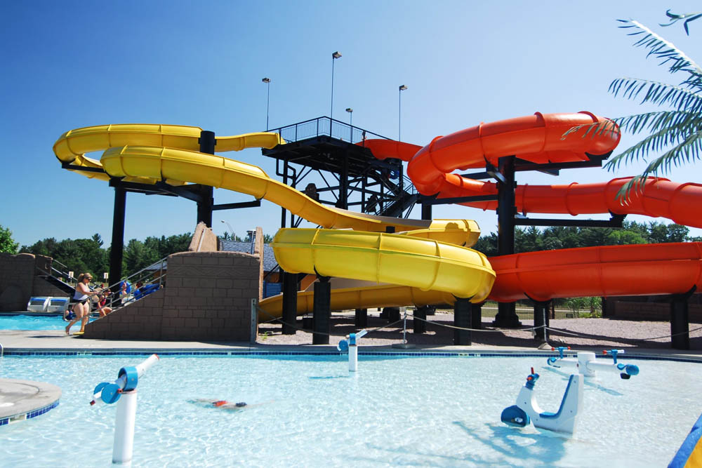 Large outdoor water slides at the Polynesian Water Park Hotel in Wisconsin Dells 1000
