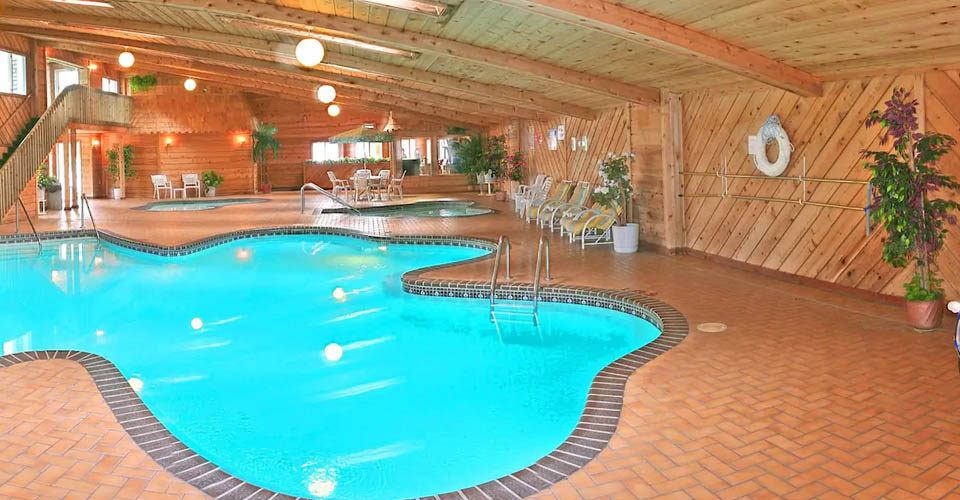 Indoor Pool at the Shamrock Motel in Wisconsin Dells 960