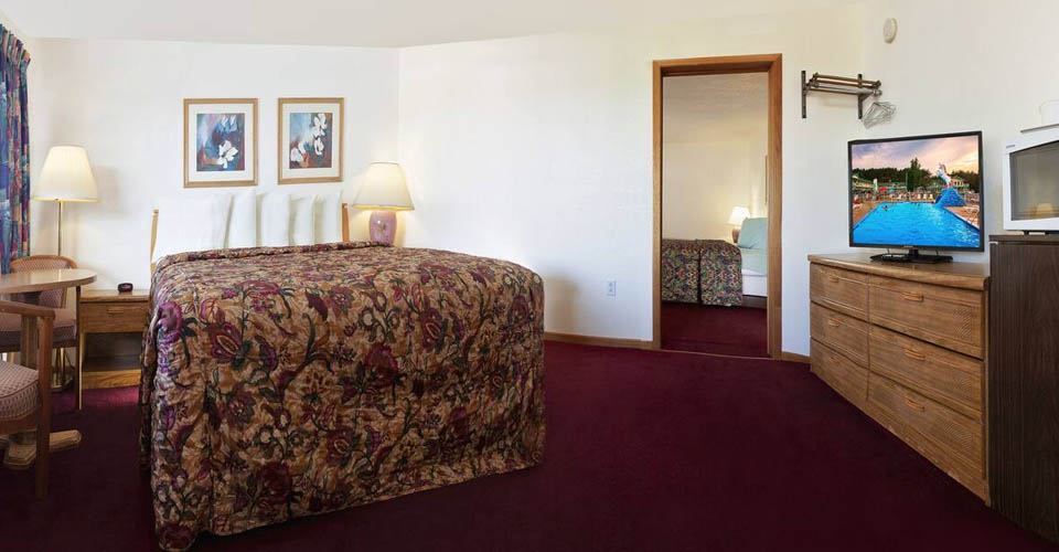 Two Room Family Suite at the Shamrock Motel in Wisconsin Dells 960