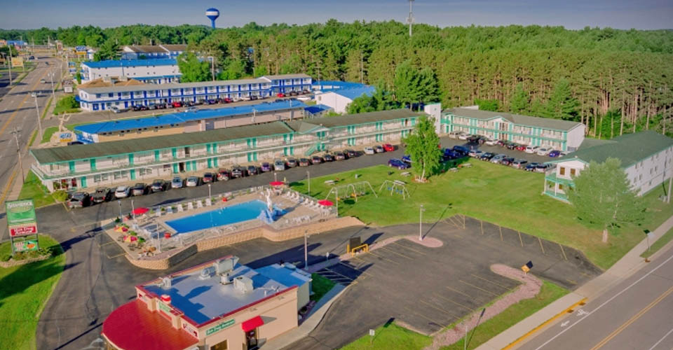 From above corner angle the Shamrock Motel in Wisconsin Dells 1000
